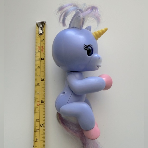 Fingerlings Baby Unicorn Interactive Exclusive Figure [Light-Up] - Picture 6 of 6
